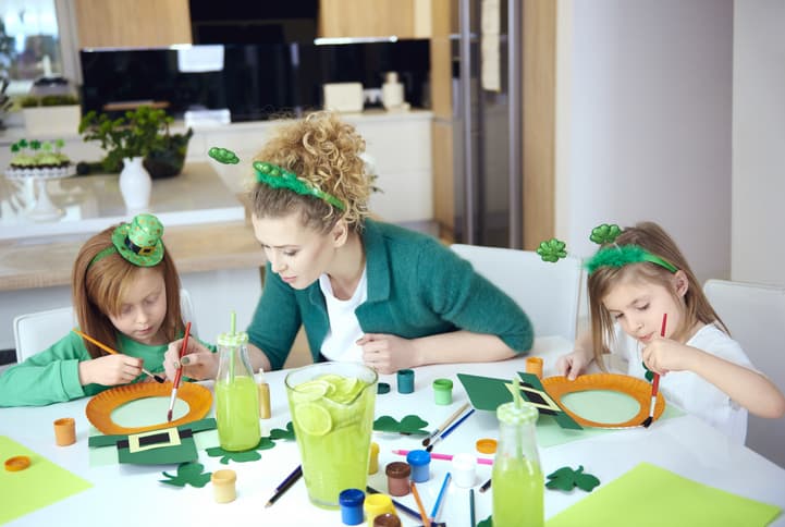 Goodwill AZ | Mom and daughters doing a St. Patrick's Day Crafts