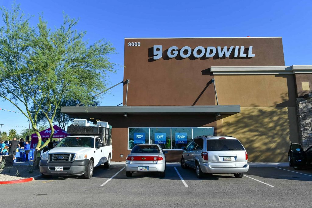 Goodwill AZ | Exterior view of Goodwill store and parking lot