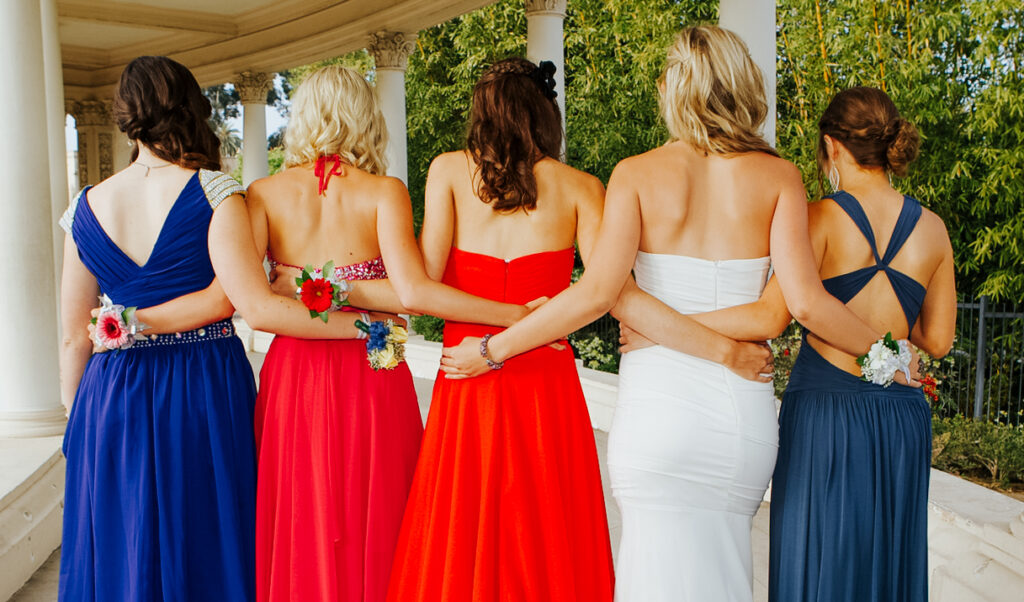 5 girls in prom dresses